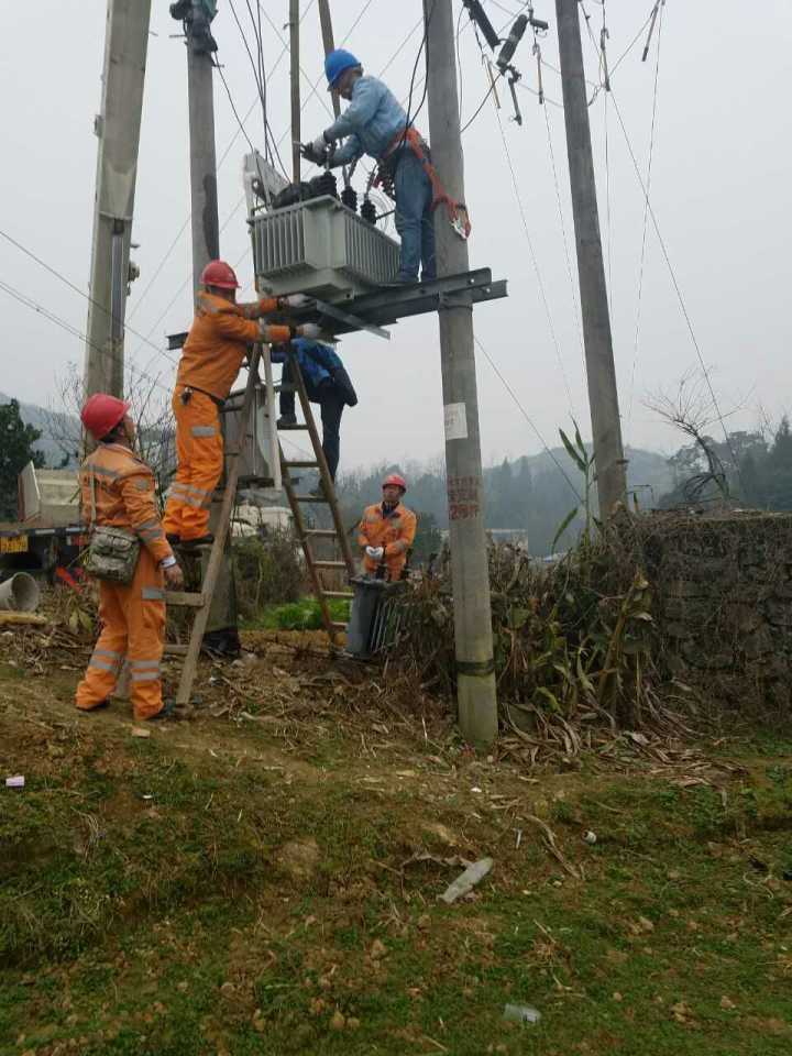 守護(hù)燈火，電力人在行動(dòng)——松桃供電局一線員工春節(jié)保電側(cè)記