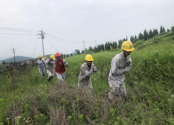 湖南寧遠(yuǎn)供電公司：檢修配電線路 服務(wù)民生用電