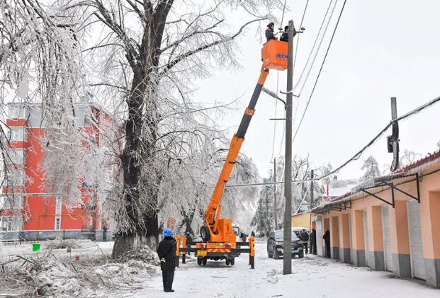 受強(qiáng)雨雪大風(fēng)冰凍天氣影響，吉林延邊全力搶修供電線路