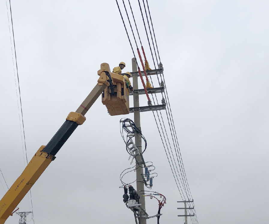 廣西貴港供電局帶電作業(yè)助力貴港市蘇灣大橋及接線工程開(kāi)工建設(shè)