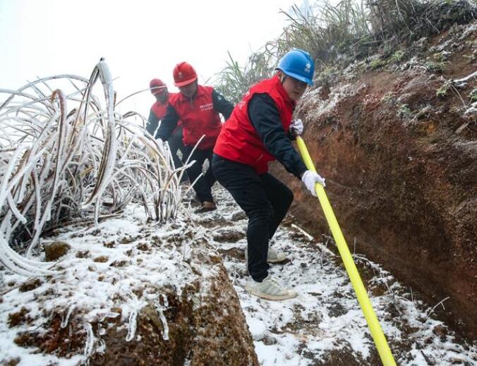 國網浦城縣供電：閩北高山現(xiàn)覆冰 徒步特巡保民生