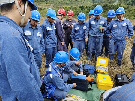 鳳慶供電局開展接地電阻儀、直流試送儀的培訓