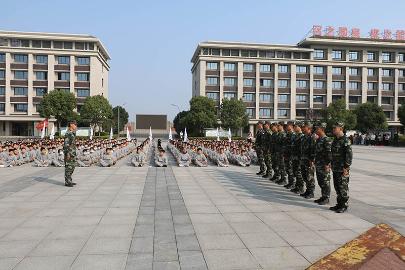 500名師生走進(jìn)中國安能二局常州分公司開展“軍事體驗(yàn)日”活動