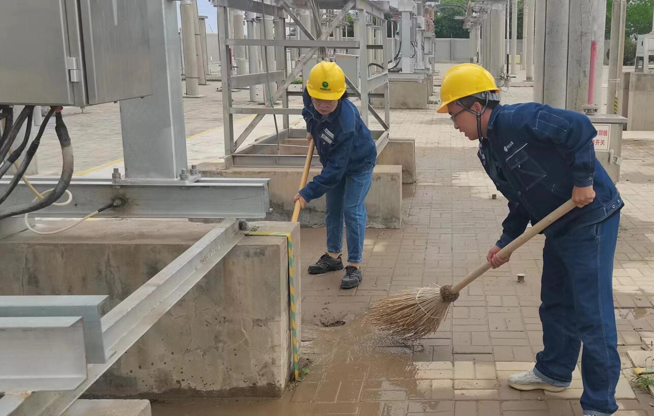 戈壁有雨，阿電人全力出擊保供電