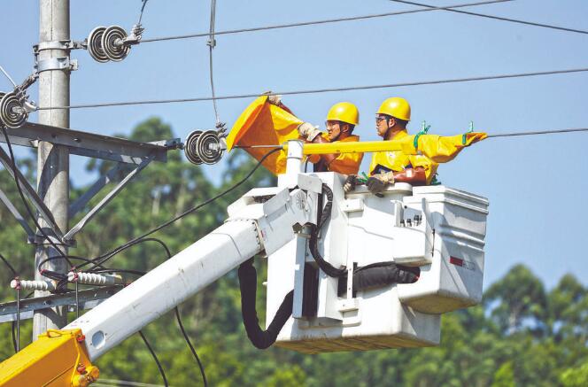 四川廣安：40攝氏度，他們帶電作業(yè)