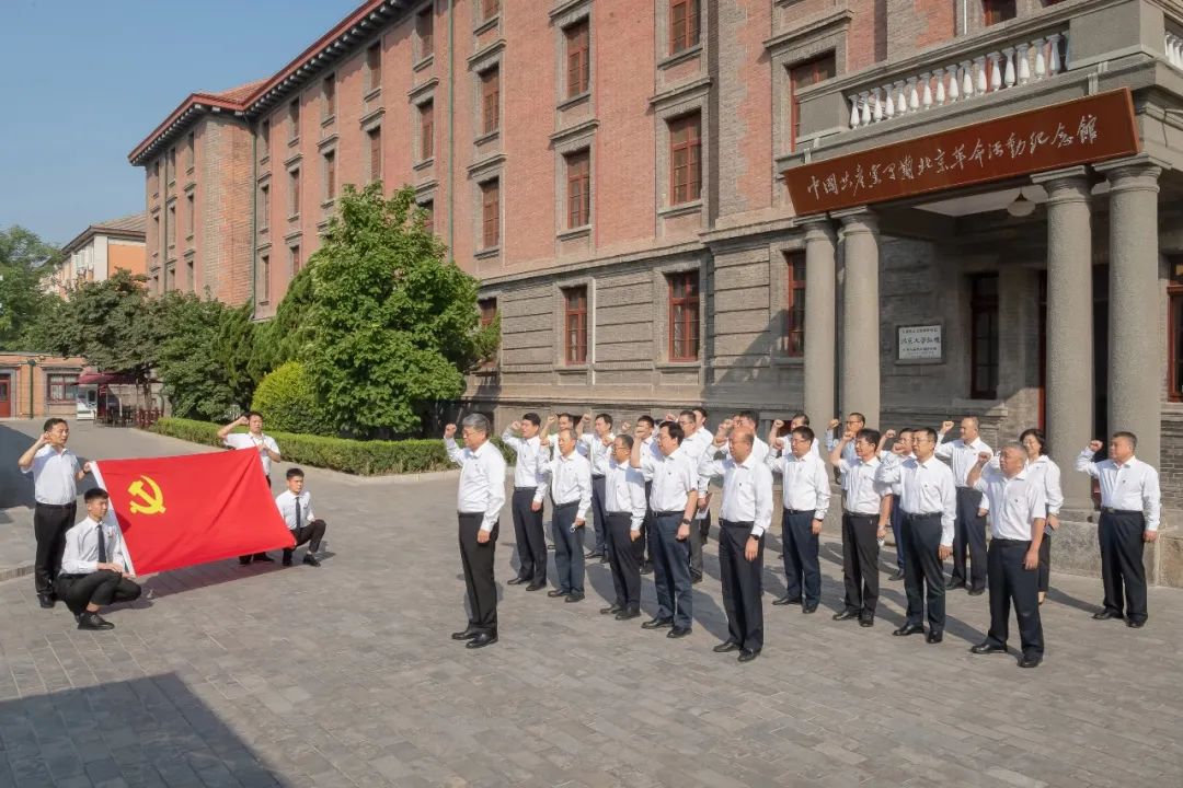 國(guó)家能源集團(tuán)黨組成員集體參觀學(xué)習(xí) “光輝偉業(yè)、紅色序章”主題展覽