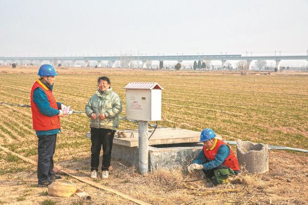 山東省梁山縣：黃河灘區(qū)上，井在地頭，電到井口