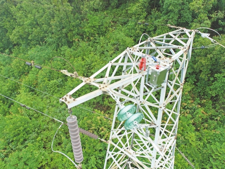 廣東電網(wǎng)公司自主研發(fā)國內(nèi)首個地線感應電壓取電裝置