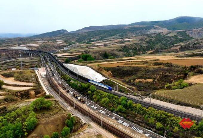 國家能源集團(tuán)朔黃鐵路兩萬噸列車?yán)塾嬤\輸煤炭超10億噸