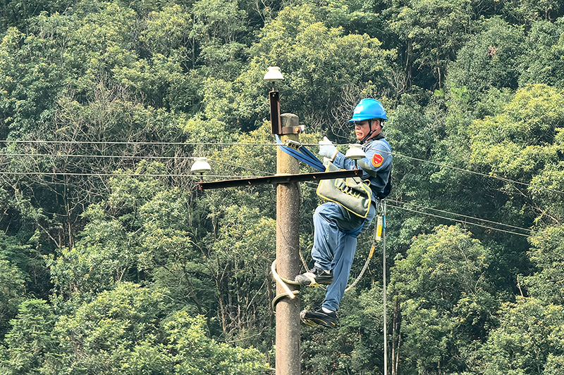 廣西恭城供電部門(mén)戰(zhàn)高溫除隱患 保群眾清涼度夏