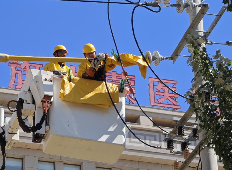 阿拉善供電公司迎夏峰帶電消缺，保醫(yī)電“汗”衛(wèi)民生