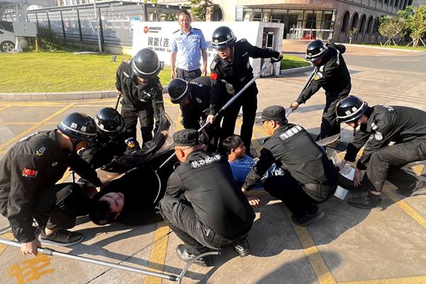 圖為保安隊(duì)組織開(kāi)展專(zhuān)項(xiàng)防恐應(yīng)急演練