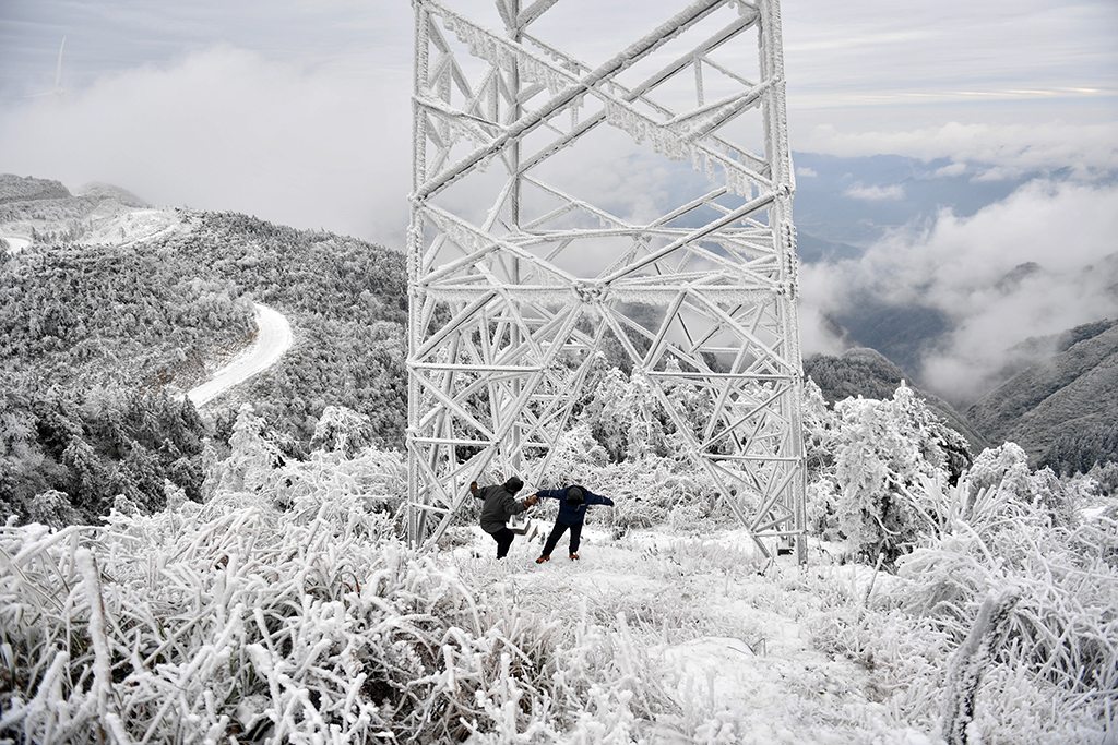 海拔1420米，電力“哨兵”風(fēng)雪中守護(hù)萬(wàn)家燈火