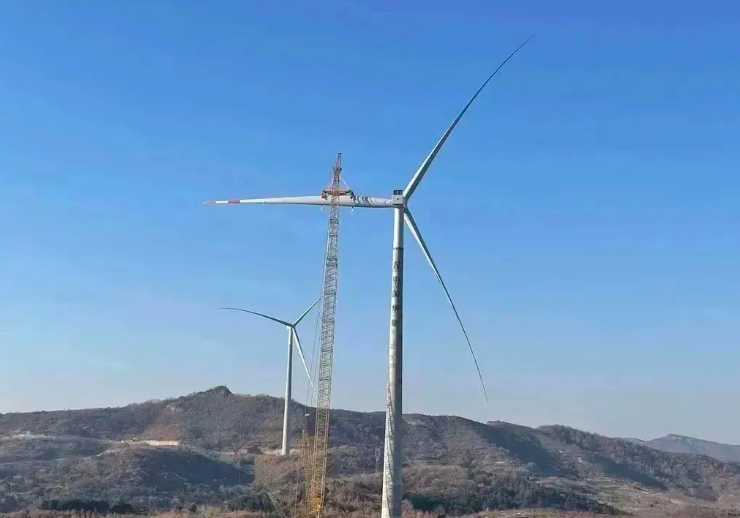 中石化起運(yùn)公司營口風(fēng)電項(xiàng)目首臺(tái)混塔圓滿吊裝！