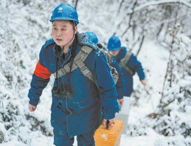 【國網(wǎng)楷?！恐芗t亮：巡行秦嶺深處 守護線路安全