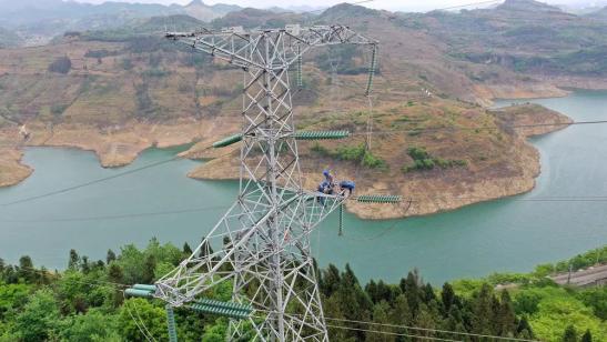 貴州興義供電局高空之上，用責(zé)任守護(hù)安全送去光明