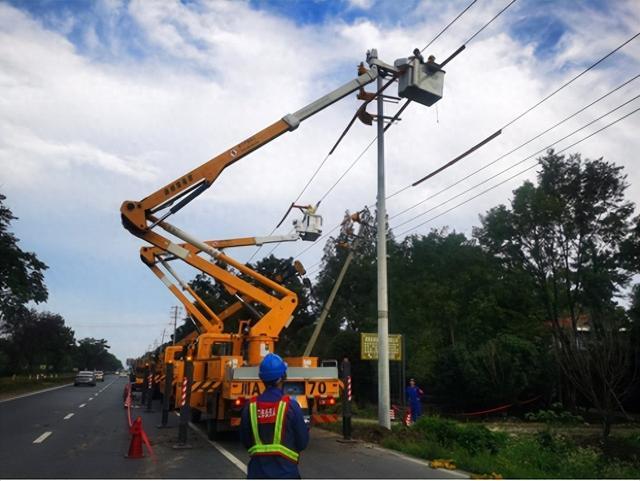 國網(wǎng)郫都供電公司“雙車”帶電緊急搶修，確保上萬群眾用電無憂