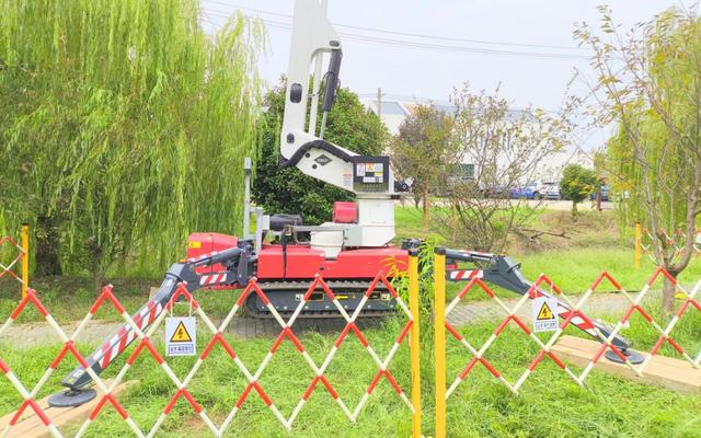 國網溧陽市供電公司首次運用履帶式絕緣斗臂車暨“蜘蛛車”開展帶電作業(yè)