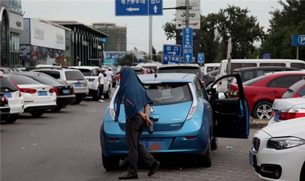 一年新車對(duì)折賣 新能源二手車何去何從？